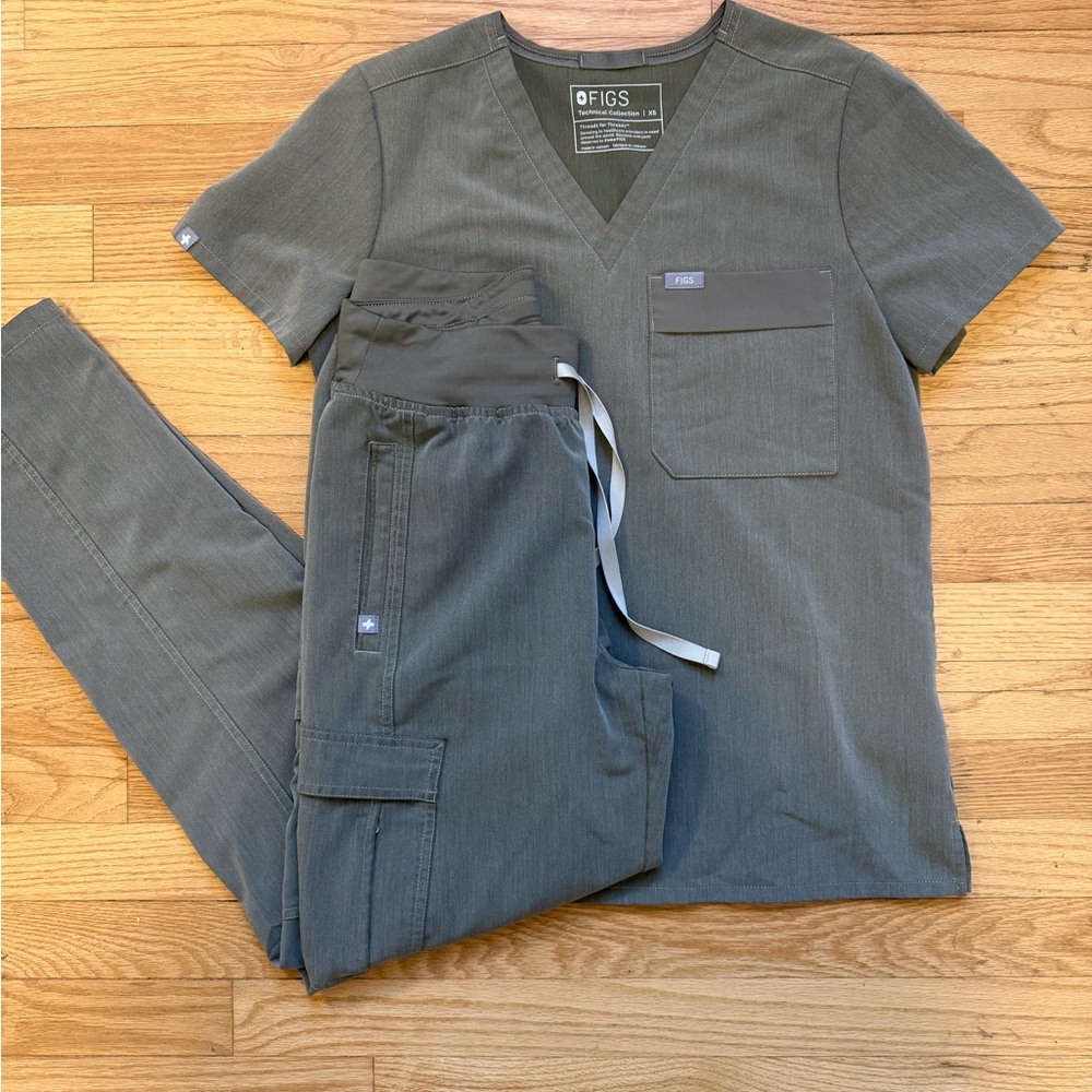 FIGS womens scrub set in heather olive